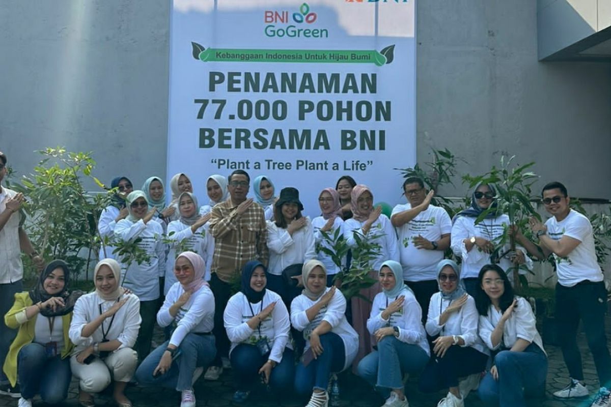 BNI "go green" bersama Unand, rangkaian penanaman pohon "Plant A Tree Plant A Life" hadir di Padang