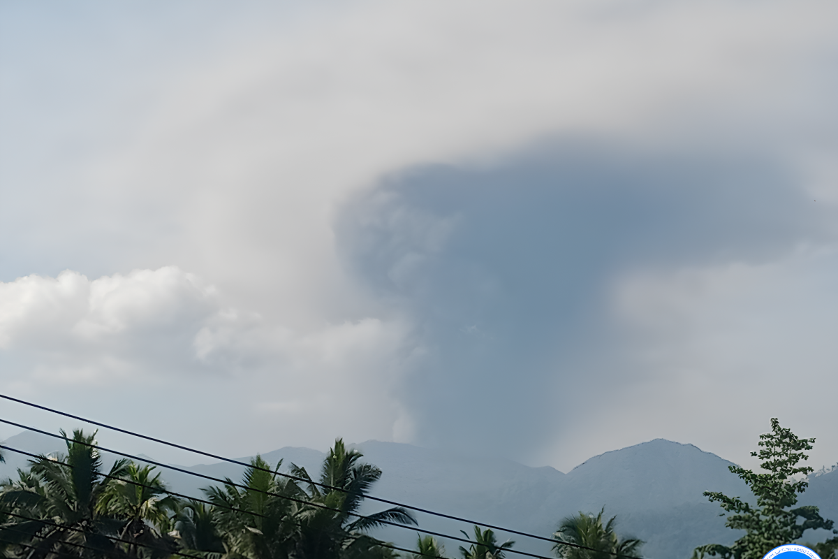 Gunung Dukono di Maluku Utara lontarkan abu vulkanik