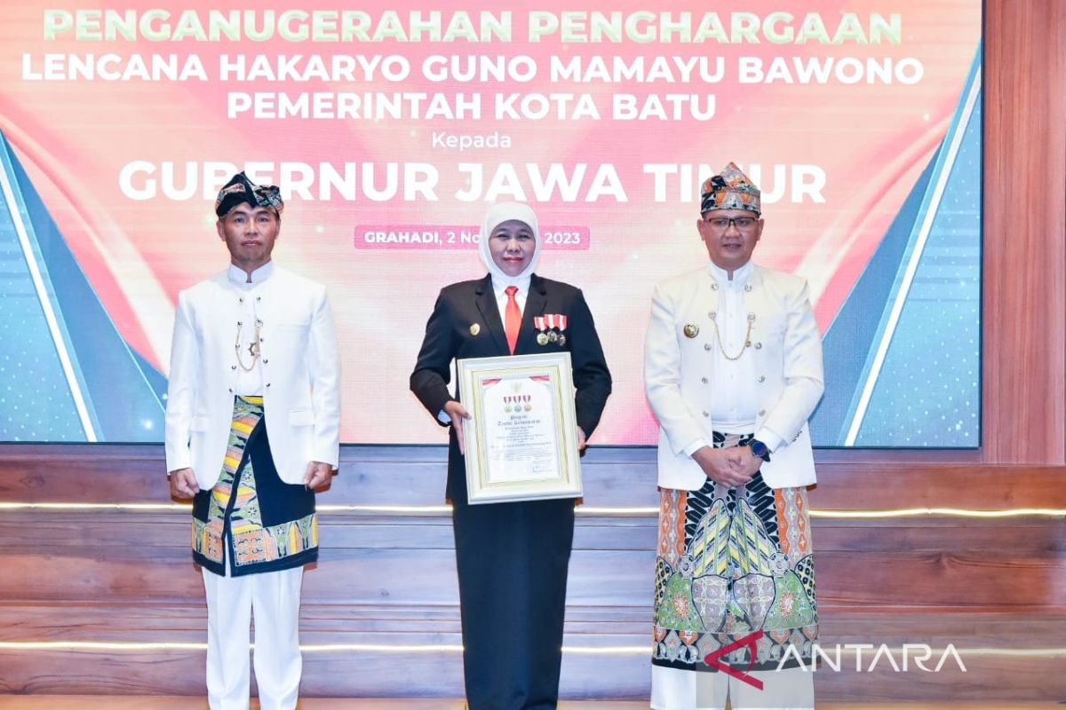 Khofifah terima Lencana Hakaryo Guno Mamayu Bawono dari Pemkot Batu