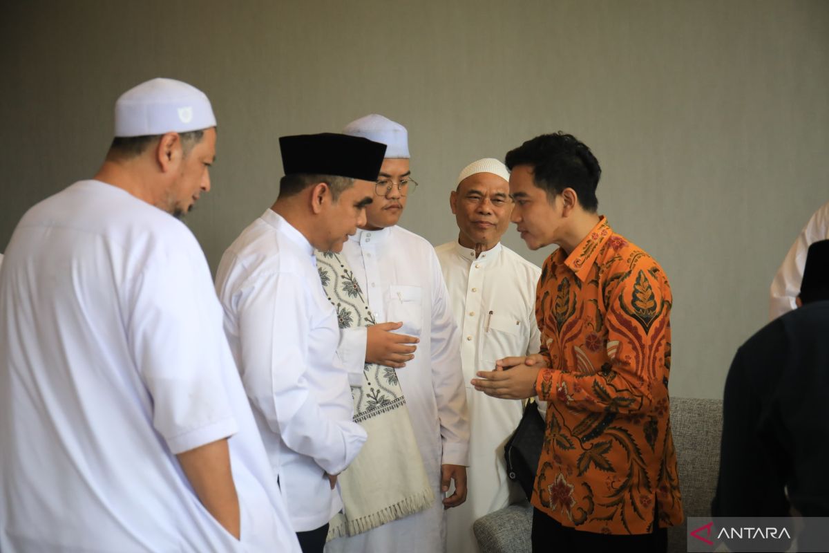 Sekjen Gerindra bersilaturahim dengan Gibran dan habib di Surakarta