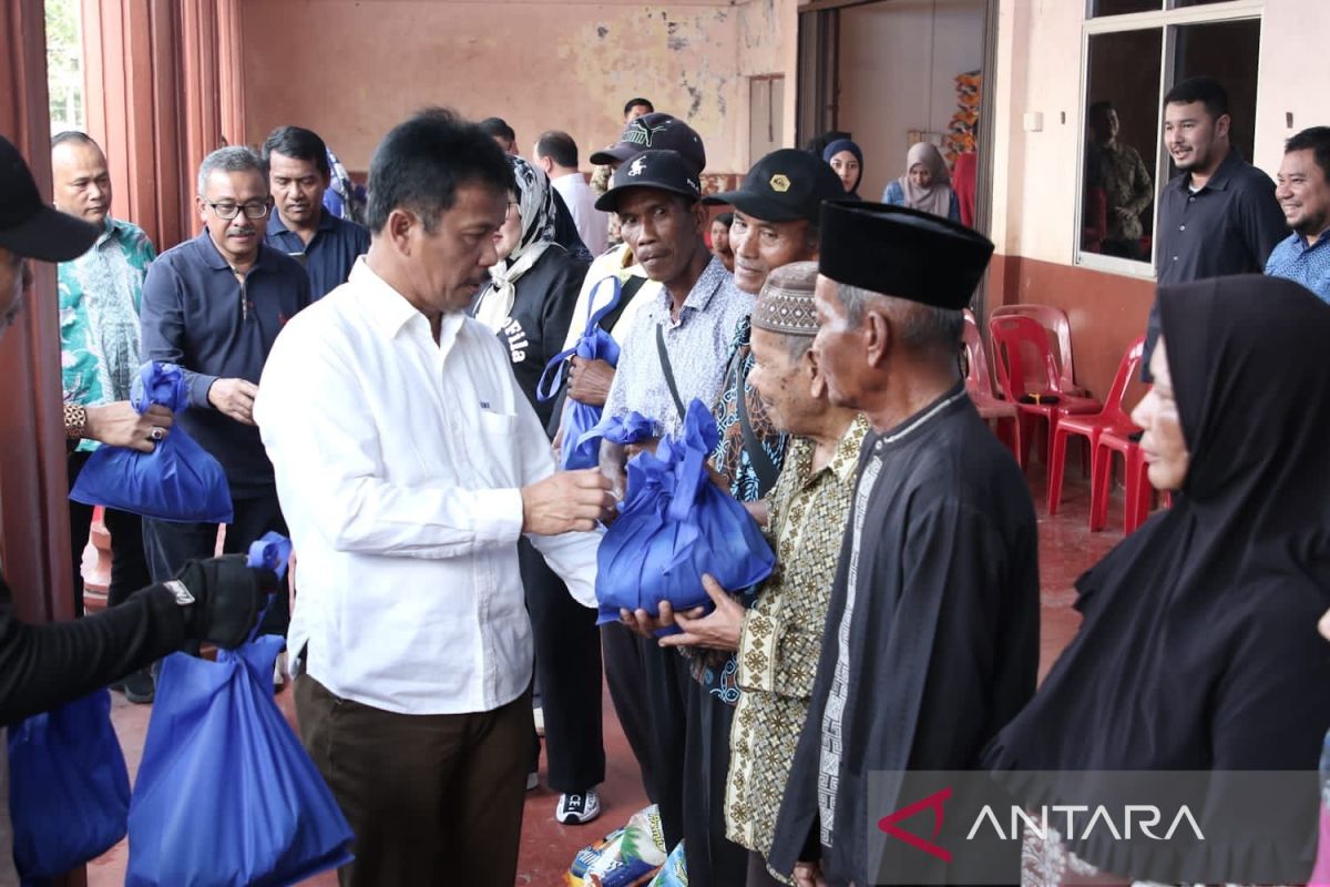 Pemkot Batam menyerahkan 300 paket sembako subsidi pada warga Pulau Buluh