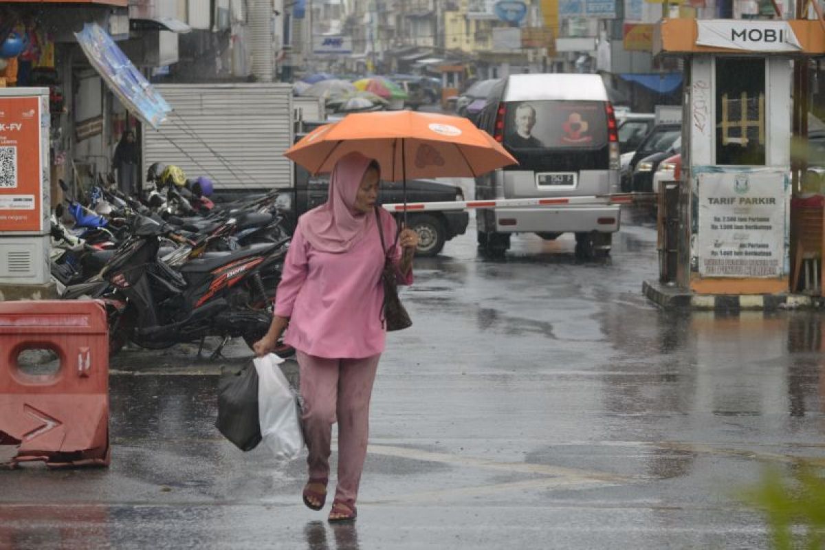 BMKG prakirakan Hujan masih guyur sebagian kota besar di Indonesia