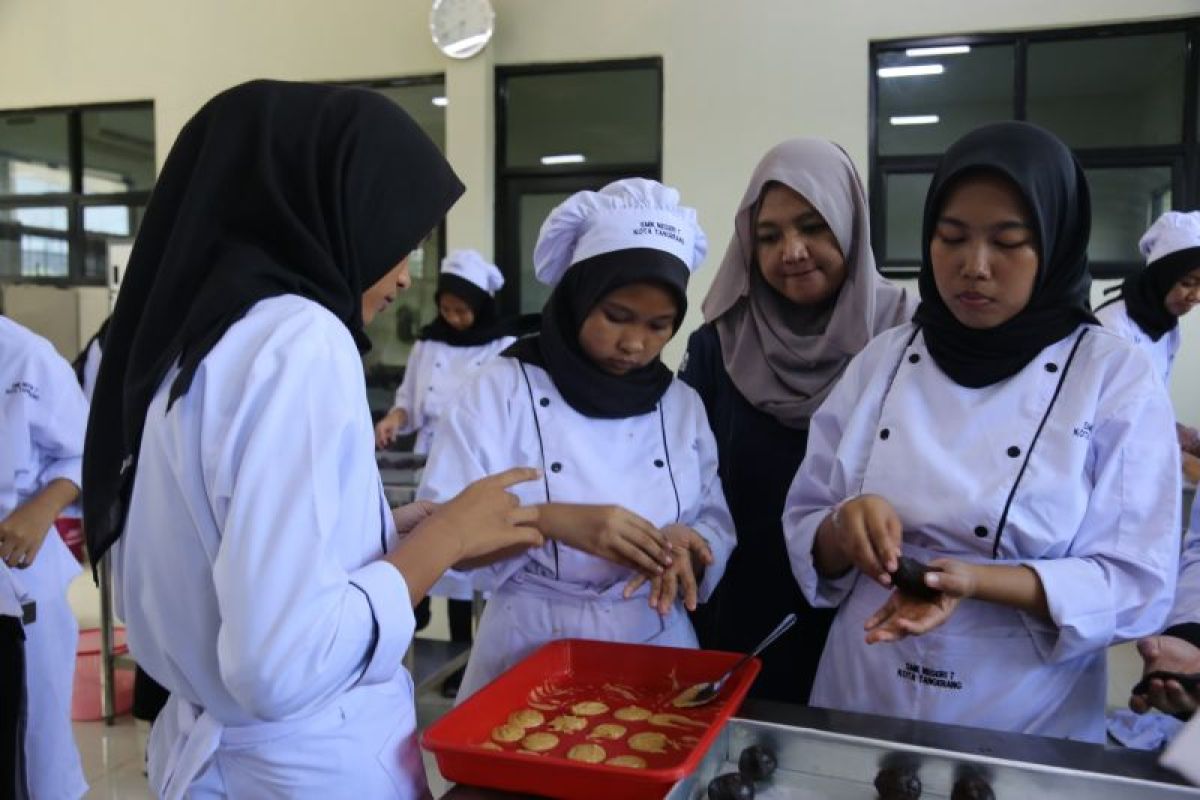 Siswa SMKN 7 Tangerang dapat pelatihan membuat kue
