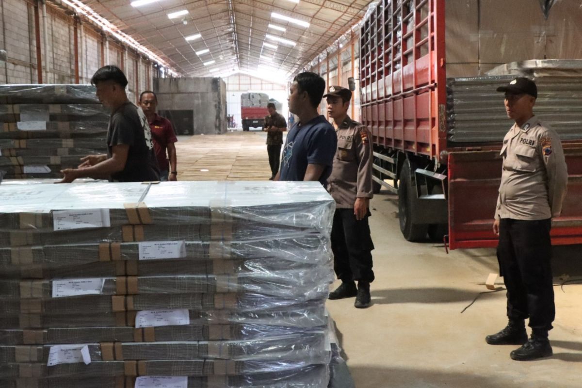 Polres Jepara kawal kedatangan logistik bilik suara untuk  KPU Jepara