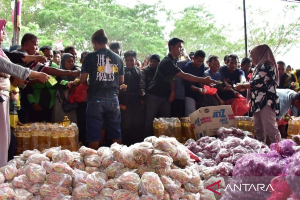 Gubernur Gorontalo salurkan seribu paket sembako untuk pengemudi ojek