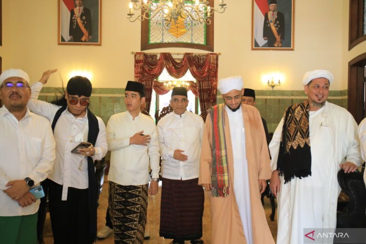 Gibran bersama Muzani silaturahmi ke habib dan ulama pada Haul Habib Solo