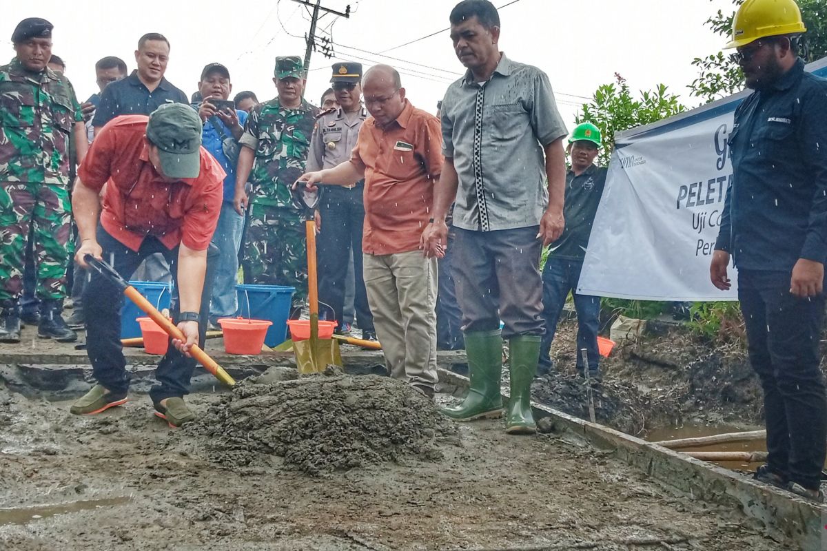 Pj Bupati Tapteng bersama Manager  PLTU Labuhan Angin Groundbreaking perbaikan jalan