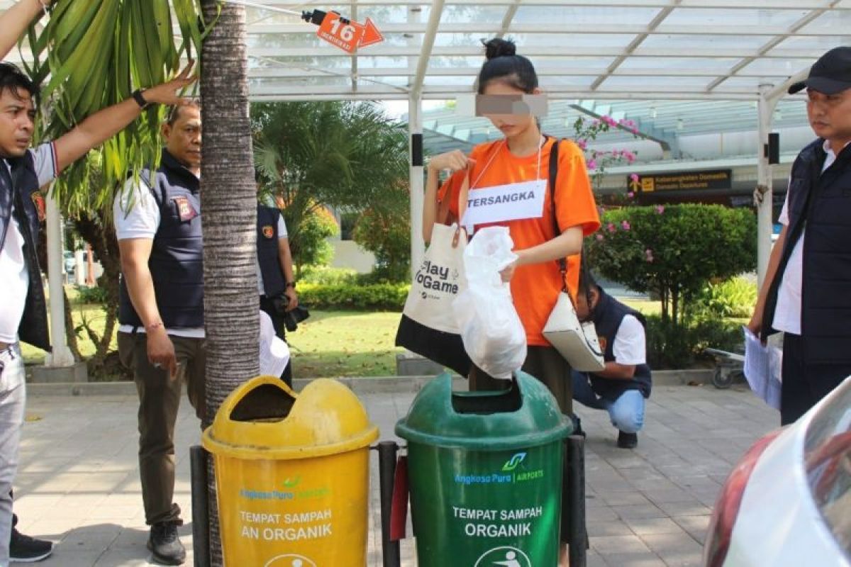 Polisi rekonstruksi pembuangan bayi oleh selebgram di Bandara Ngurah Rai