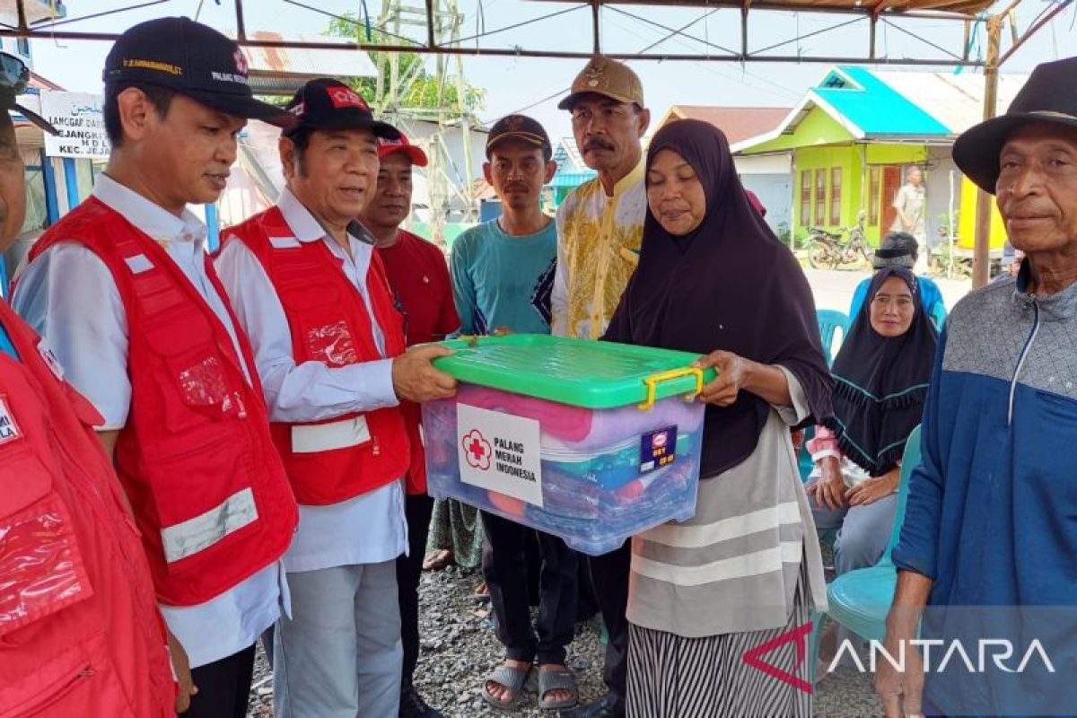 PMI Kalsel salurkan bantuan kepada ratusan rumah di Jajangkit