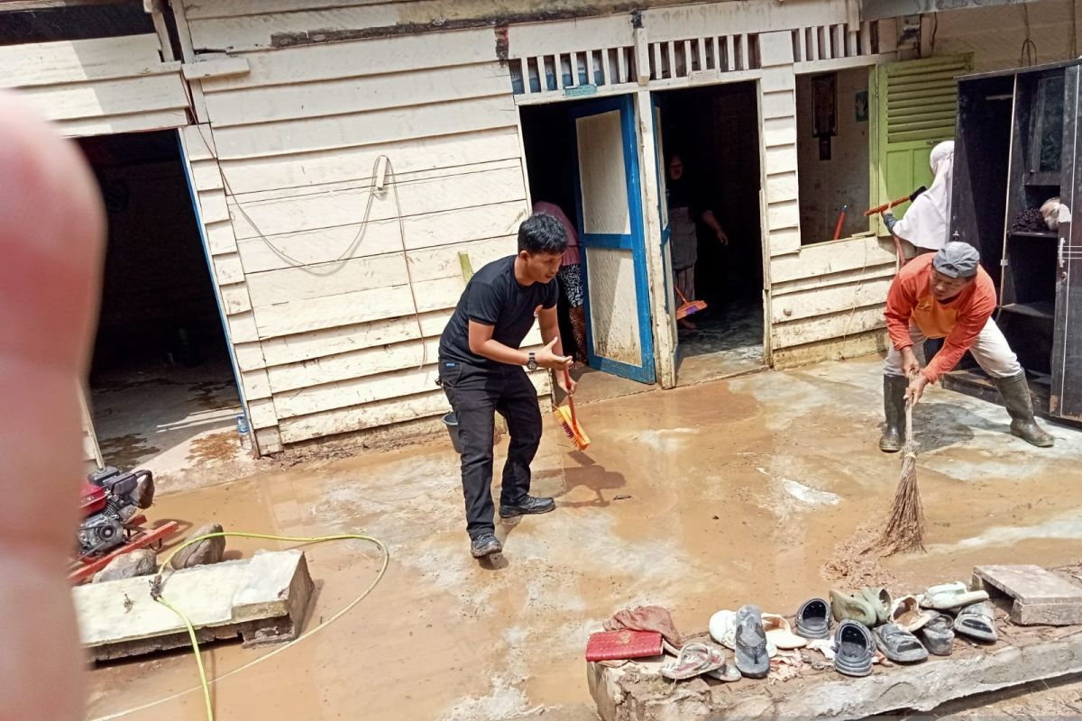 Pemkab Tapsel salurkan bantuan banjir bandang Angkola Sangkunur