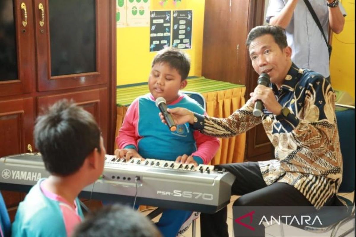 Pj Gubernur Suganda kagum dengan talenta anak didik SLBN Tanjung Pandan