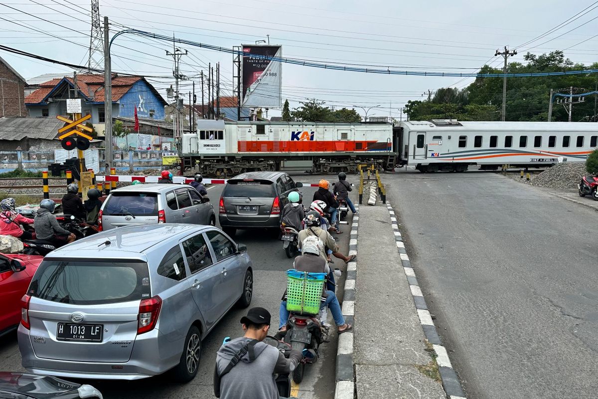 Rel perlintasan sebidang Jalan Kaligawe Semarang ditinggikan, awas macet