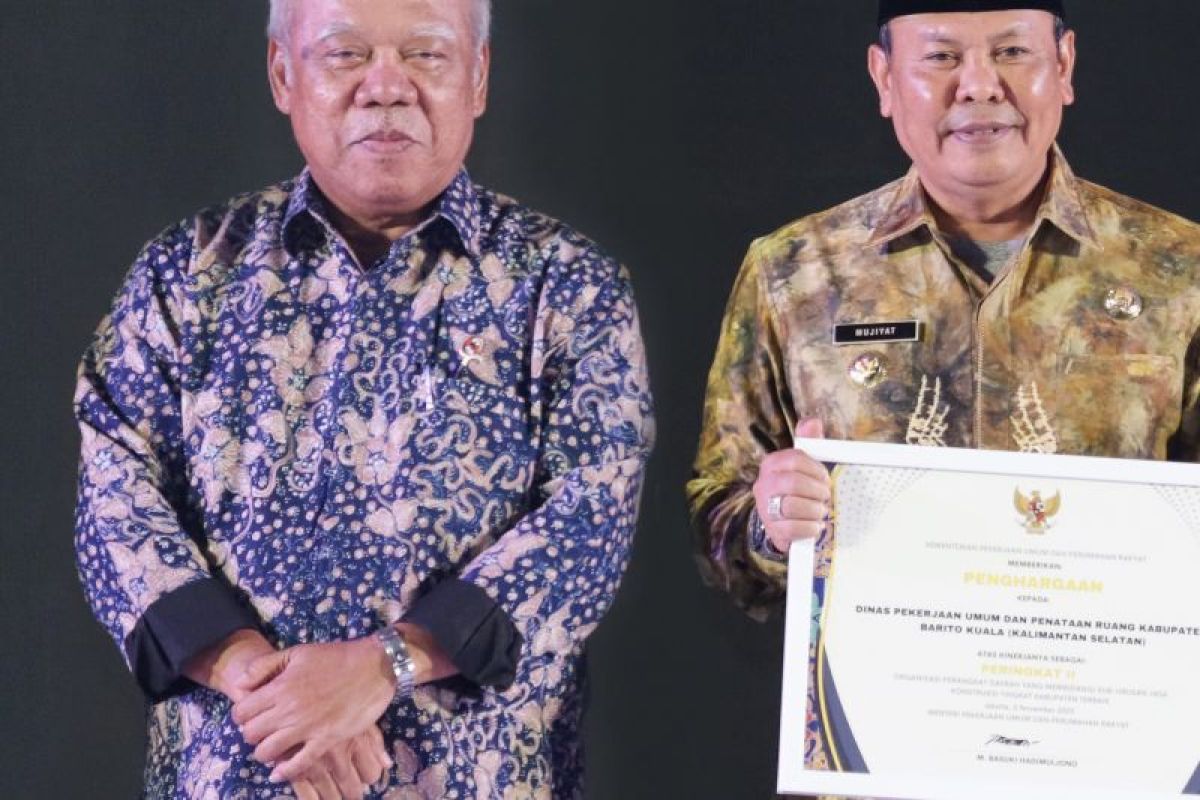 Barito Kuala Acting Regent receives 2023 Indonesian Construction Award