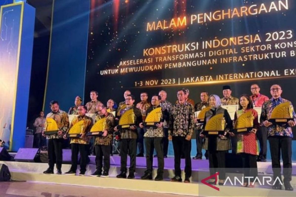 Dinas PUPR Kaltim terima penghargaan ajang  Konstruksi Indonesia 2023