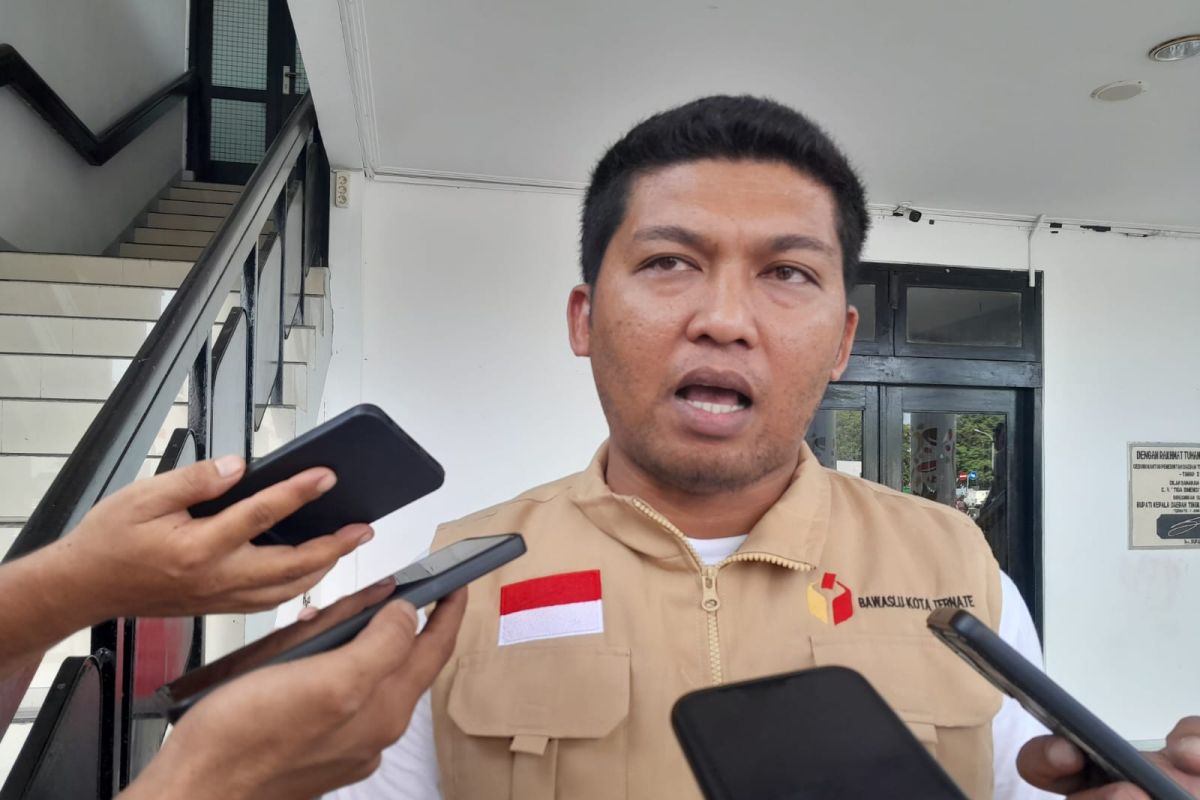 Puluhan alat peraga kampanye caleg di Kota Ternate ditertibkan