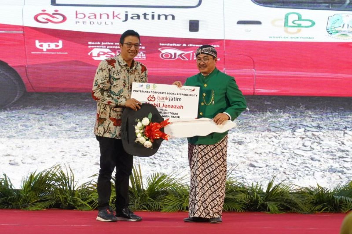 Bank Jatim serahkan bantuan ambulans tunjang operasional RSUD Dr Soetomo