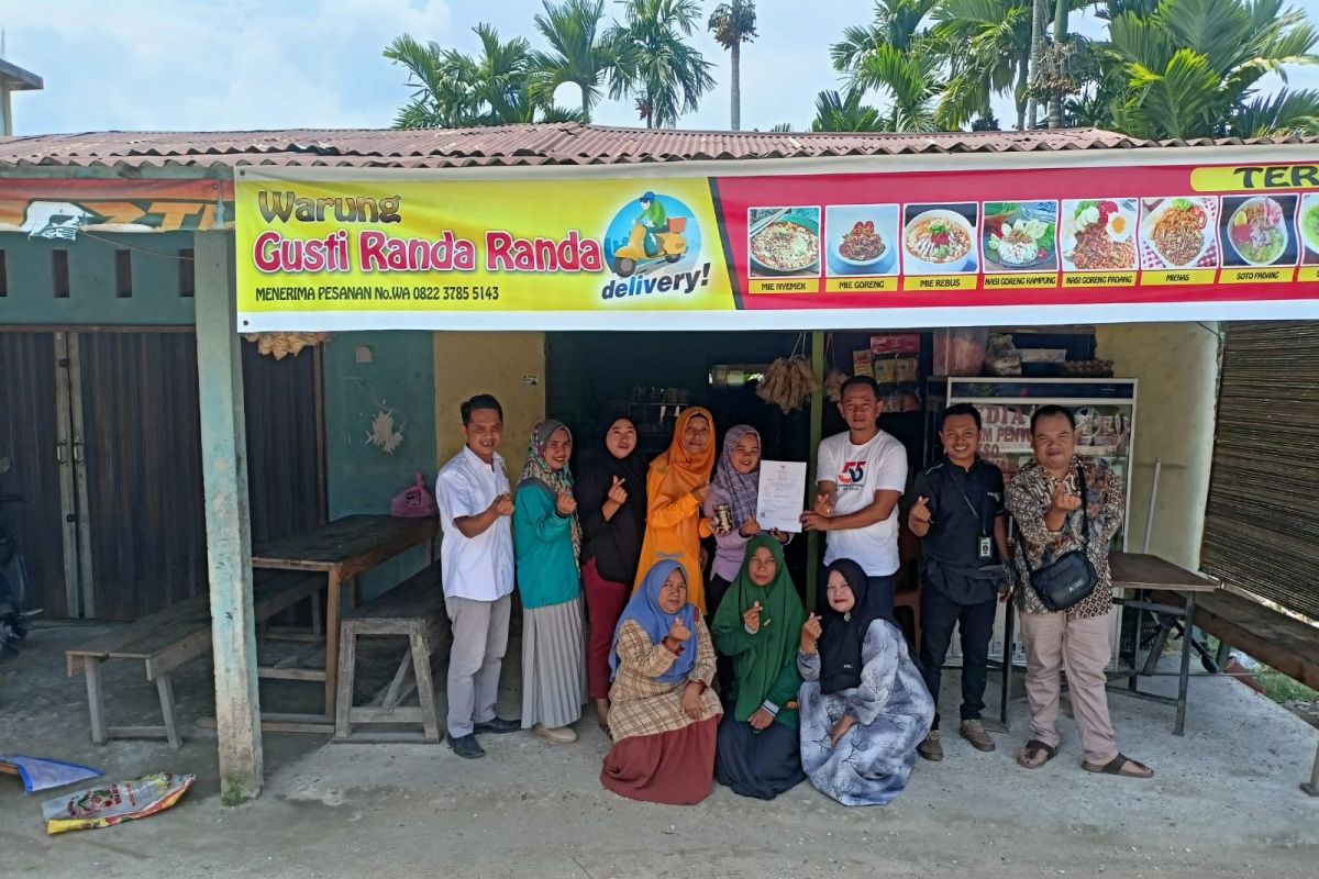 LPDM dan Kadin Inhil serahkan sertifikat halal di Kecamatan Keritang