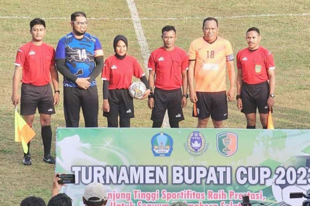 Bupati Halmahera Selatan meninggal dunia saat bermain bola bersama wartawan