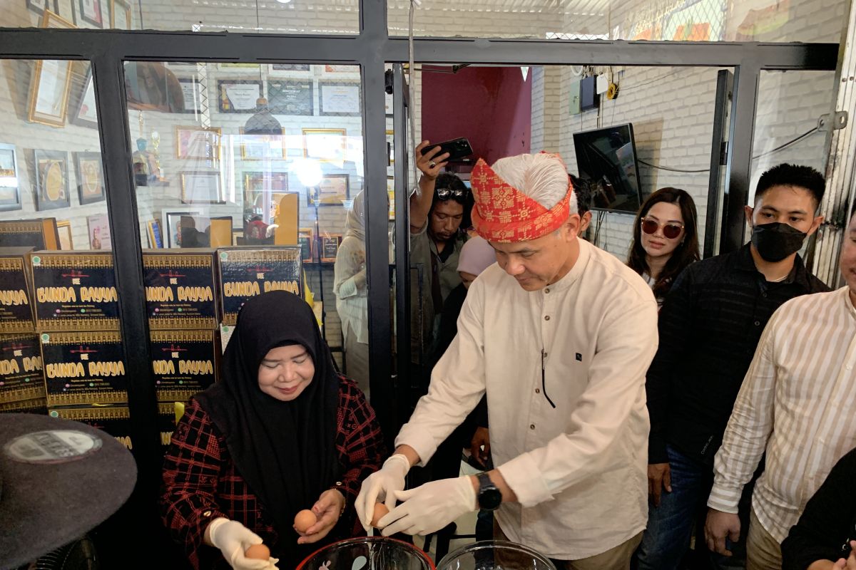Ganjar kunjungi UMKM produsen kue tradisional di Palembang
