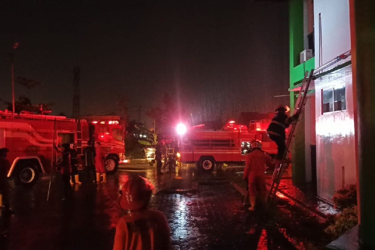 Mes milik UNP Padang rusak akibat kebakaran