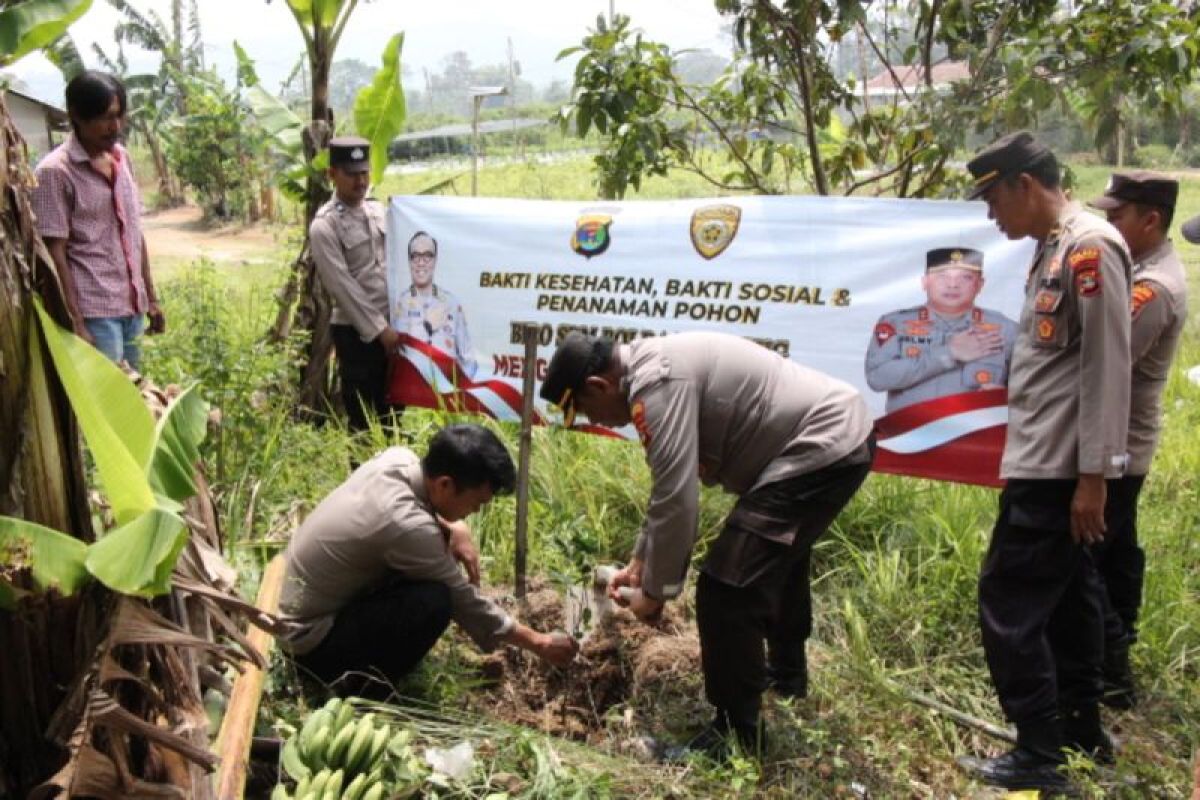 Polres Lampung Barat gelar bakti kesehatan dan tanam pohon