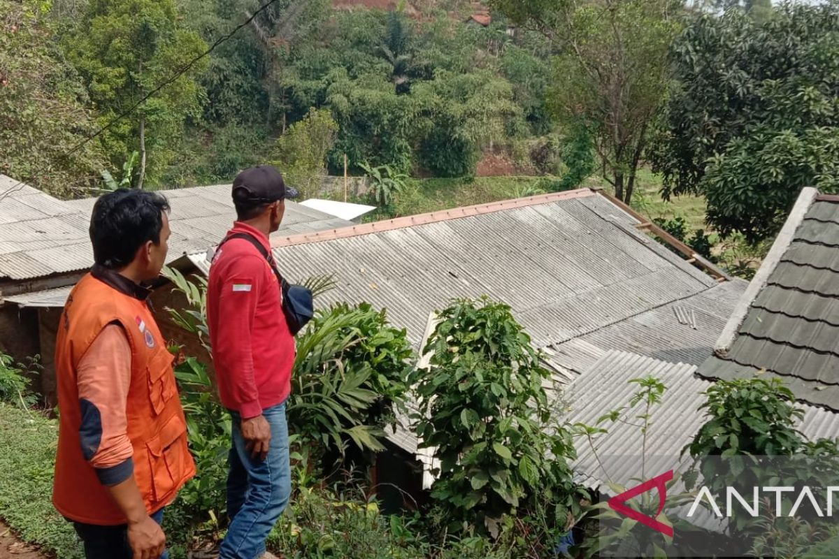 Sukabumi Jabar terjadi longsor dan puting beliung beberapa di kecamatan