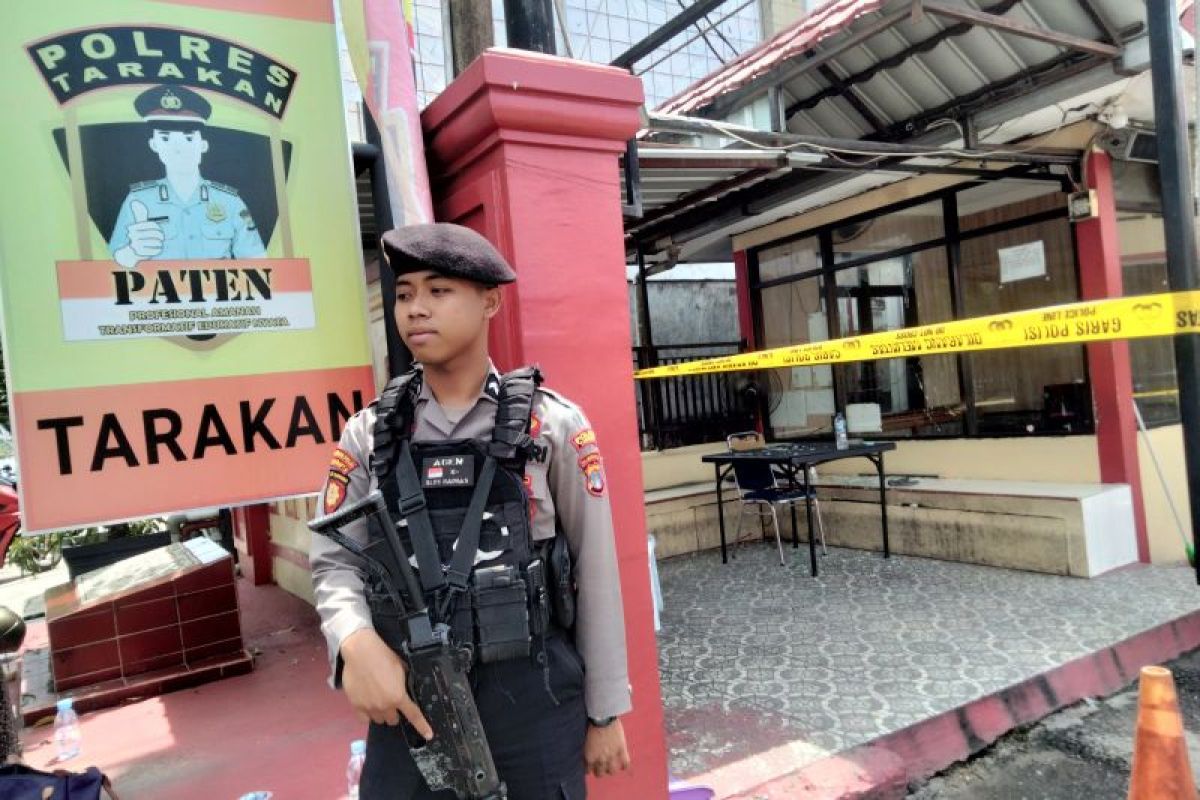 Sorang bersenjata besi runcing serang kantor polisi