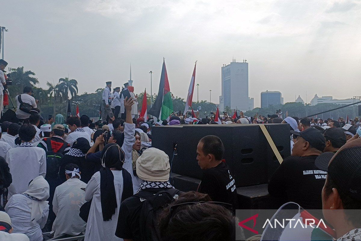 Massa aksi bela Palestina penuhi kawasan Monas