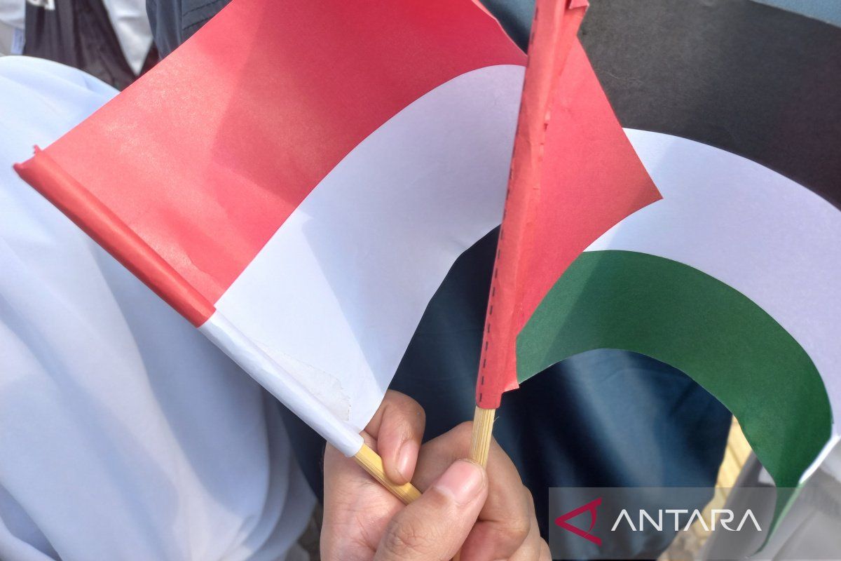 Bendera Palestina yes, terobos lapangan no!