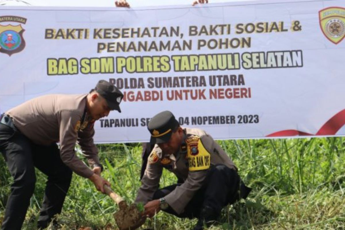 Polres Tapsel tanam ratusan bibit pohon untuk  pelestarian alam