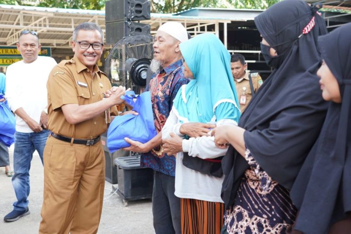 Pemkot Batam telah serahkan 33.470 paket sembako murah