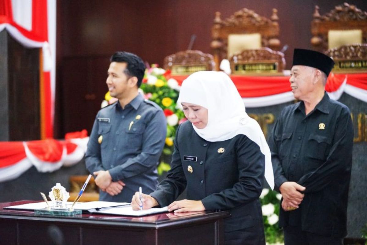 Khofifah-Emil tanda tangani pemberhentian Gubernur dan Wagub Jawa Timur
