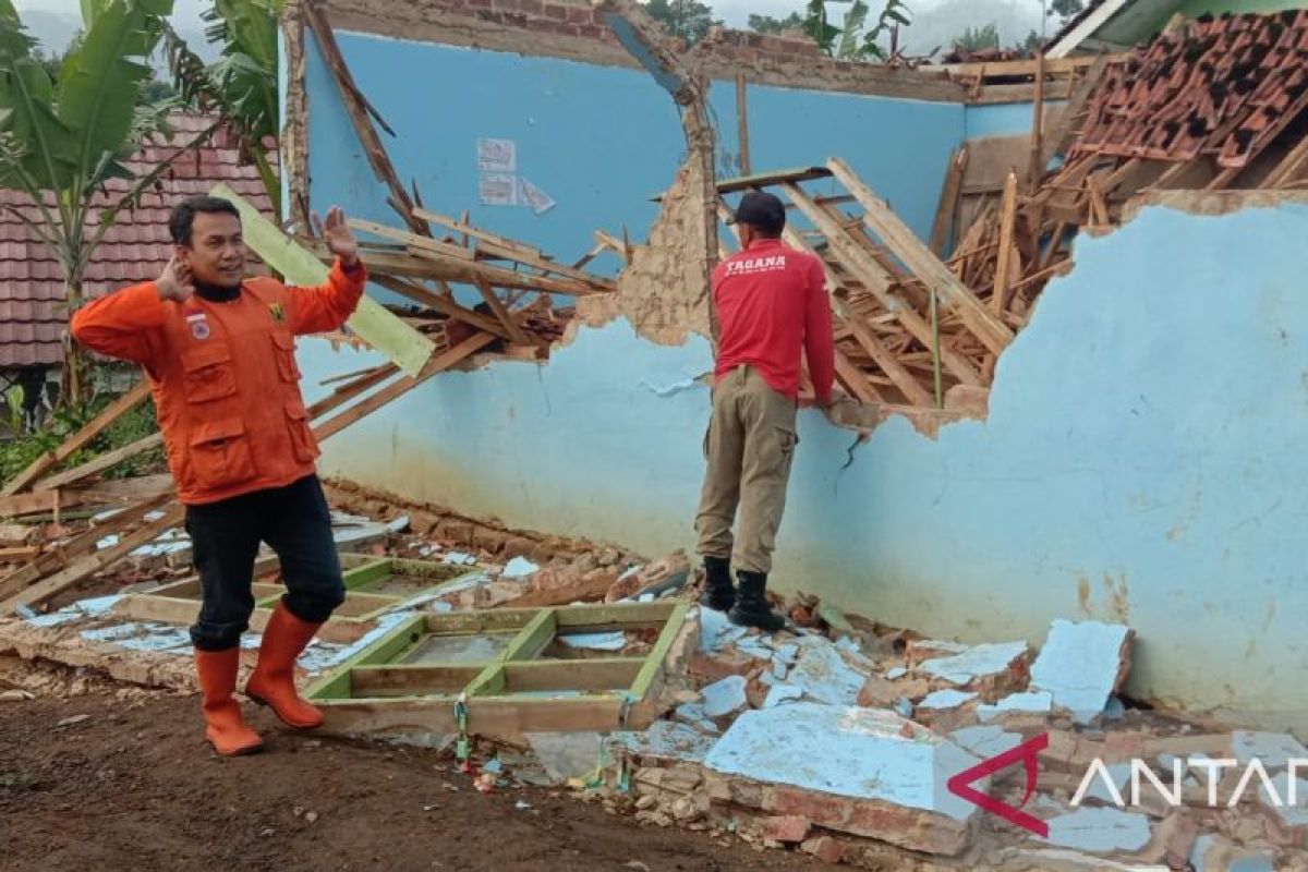 Ruang kelas SDN Girimukti Sukabumi ambruk akibat cuaca ekstrem