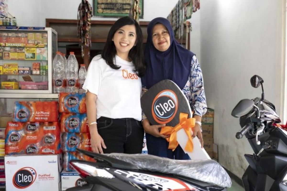 Perusahaan air mineral apresiasi pelanggan dengan serahkan hadiah mobil