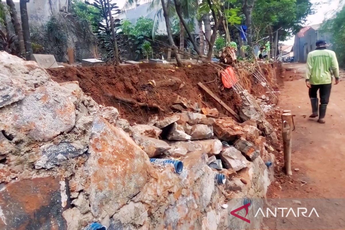 Tembok TPU Cibubur II longsor timpa pagar rumah warga