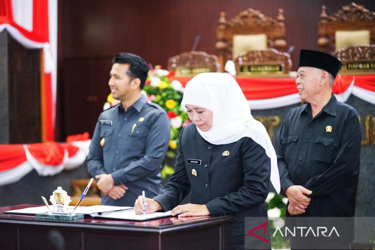 Khofifah dan Emil tanda tangani pemberhentian Gubernur dan Wagub Jatim