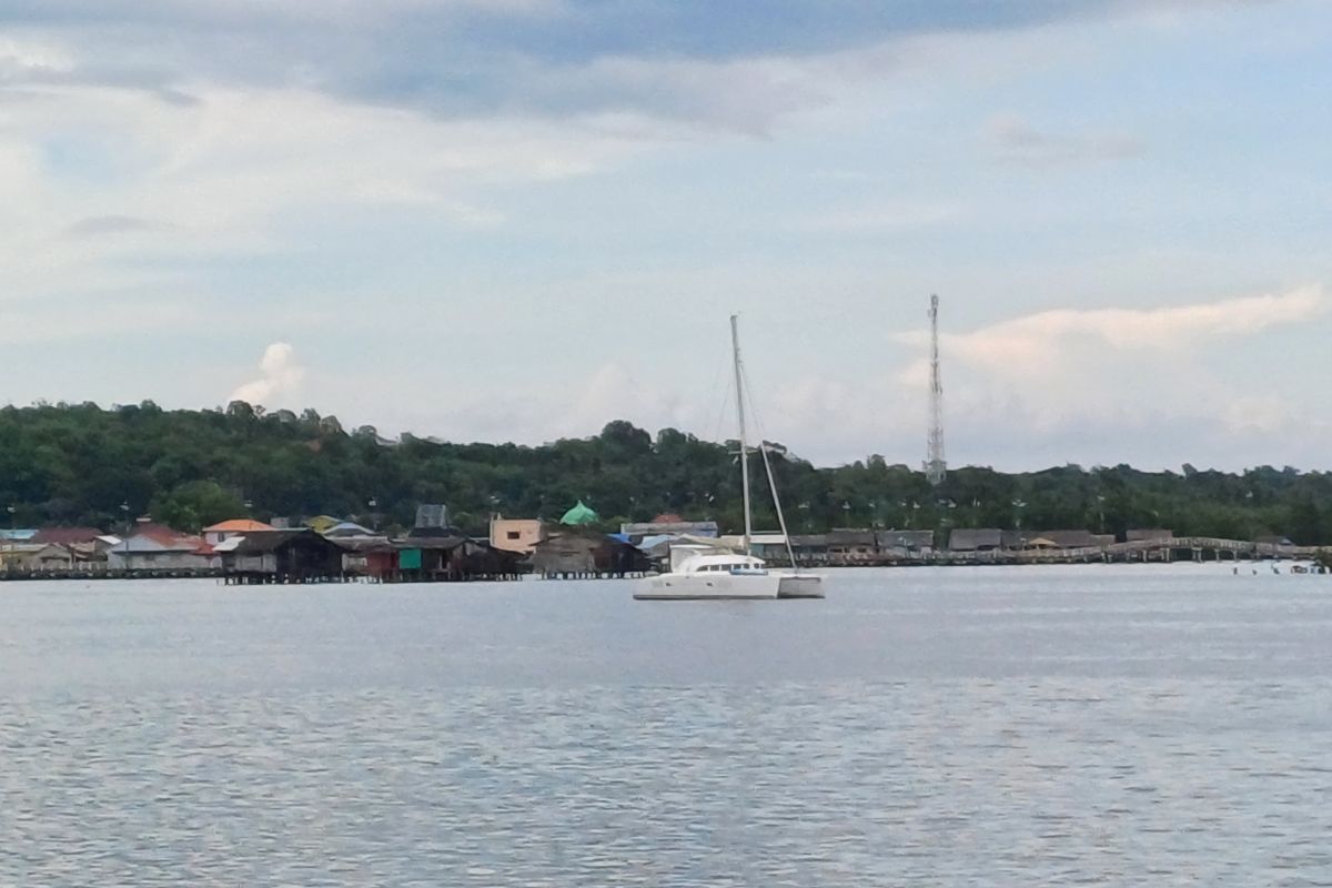 Puluhan wisman tumpangi yacht banjiri Tanjungpinantg