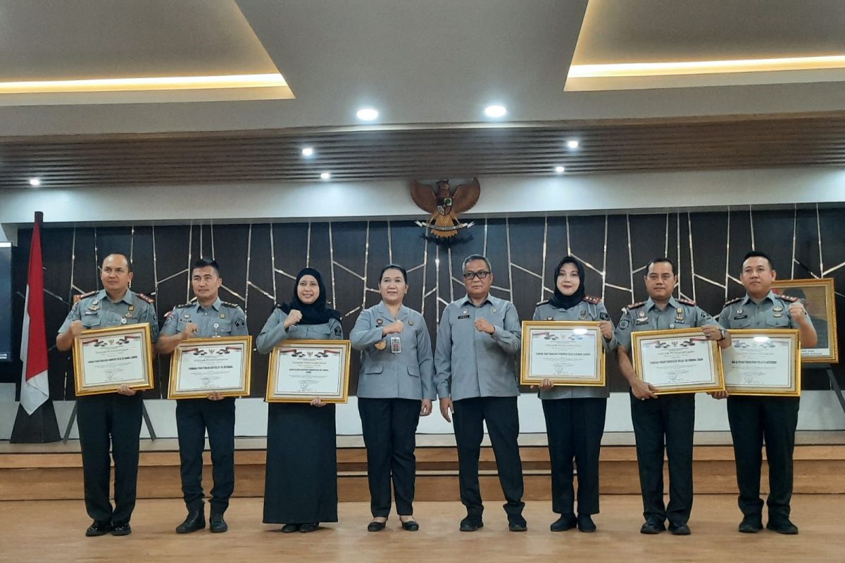 Jajaran Kanwil Kemenkumham Lampung raih penghargaan pelayanan publik berbasis HAM