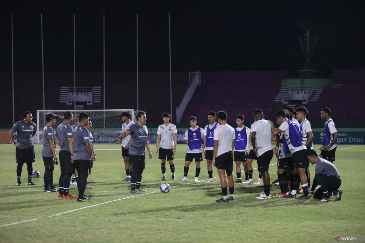 Timnas Indonesia U-17 latihan perdana di Surabaya