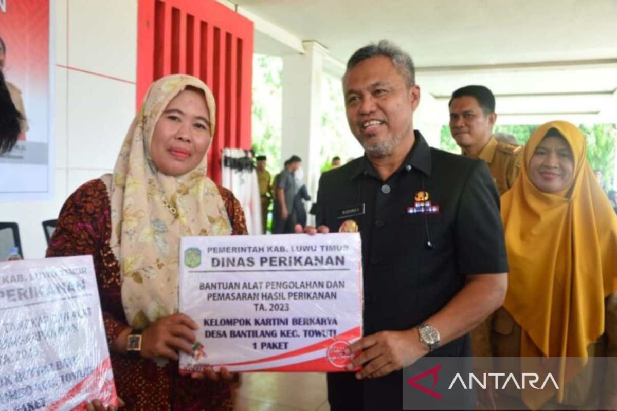 Bupati Luwu Timur menyerahkan bantuan sarpras perikanan