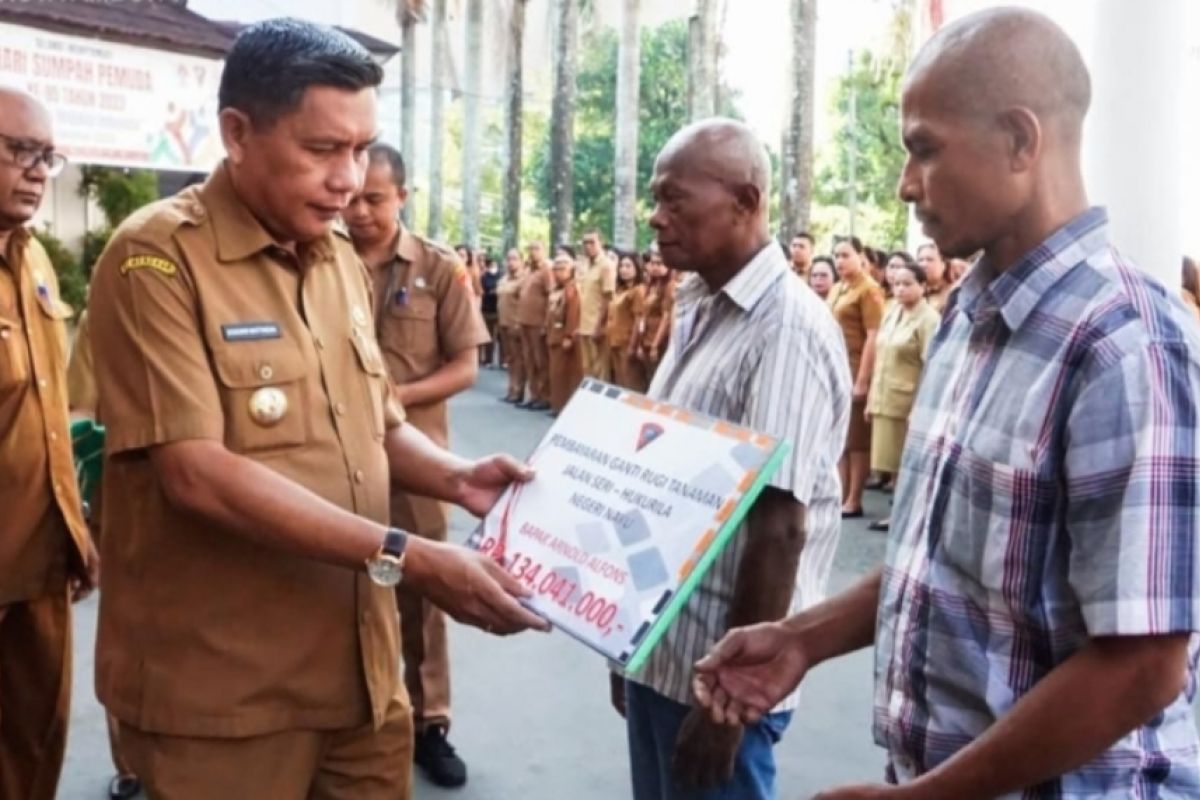 Pemkot Ambon serahkan ganti rugi tanaman warga terkena dampak pembangunan jalan