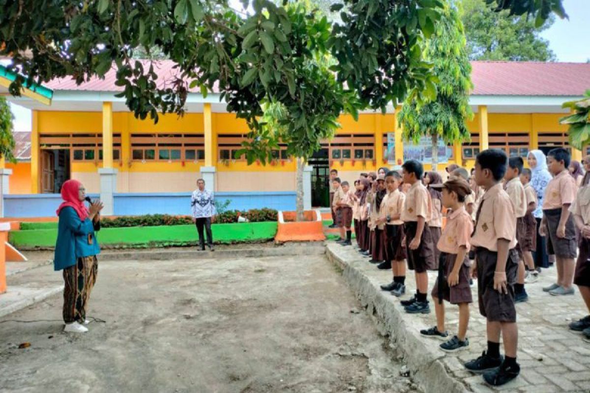 Pengajar Sekolah Bisnis UC Makassar membuka kelas inspiratif siswa SD