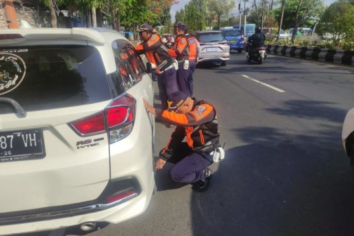 Tim Dishub Denpasar tegakkan disiplin berlalu lintas di kawasan Sanur