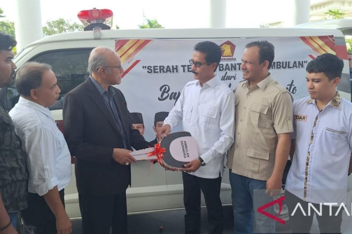 Prabowo menyerahkan 25 unit ambulans untuk Aceh