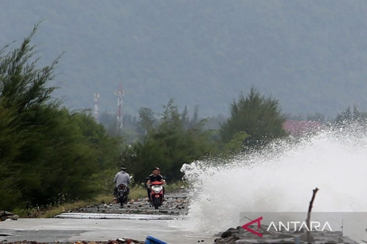 BMKG minta masyarakat beraktivitas di pesisir waspada ombak laut tinggi