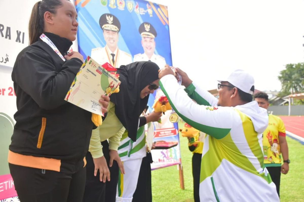 Atlet Riau raih medali emas pada nomor lontar martil putri Porwil XI