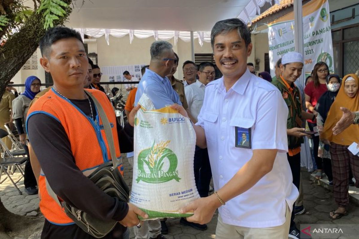 Bulog Jabar salurkan 42.000 ton beras per bulan untuk bantuan pangan