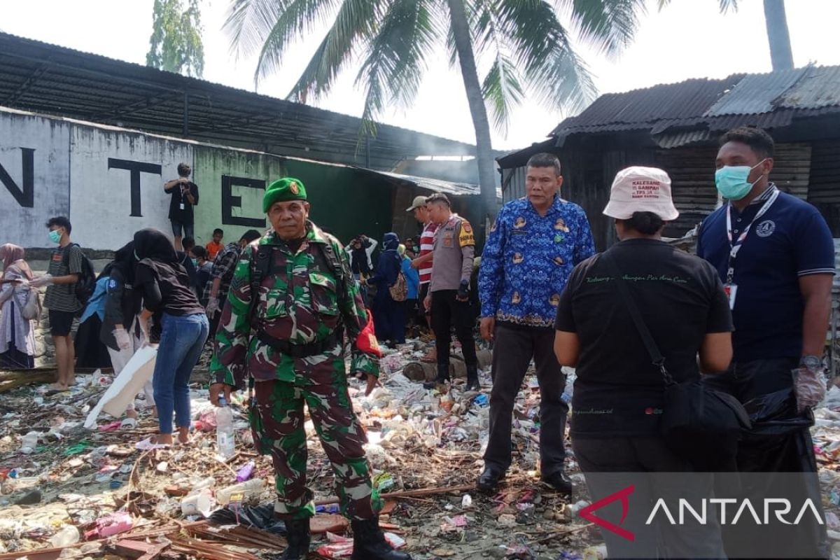 TNI bersama  warga lakukan program bersih sungai di Kota Ambon