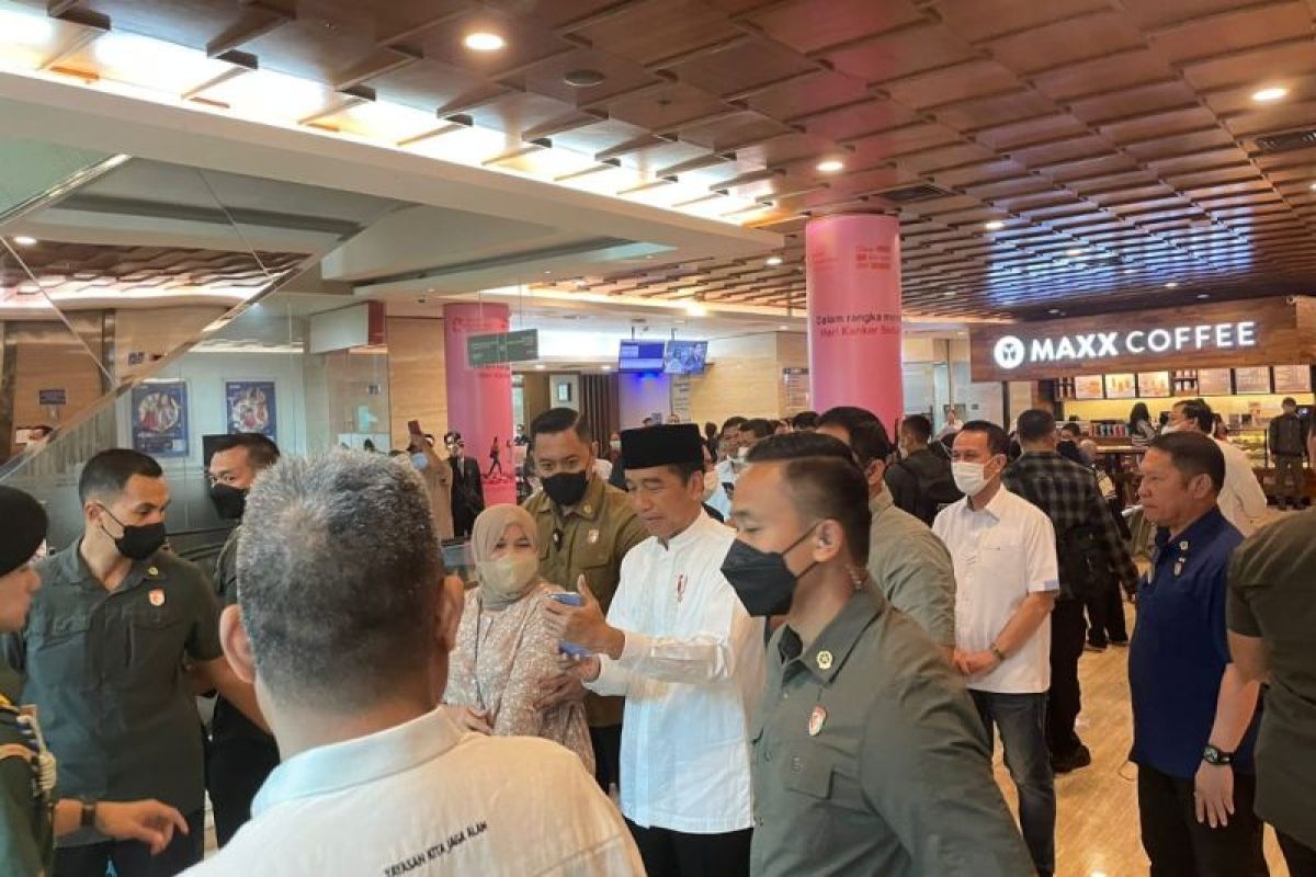 Joko Widodo besuk dan doakan Doni Monardo di RS Siloam Jakarta