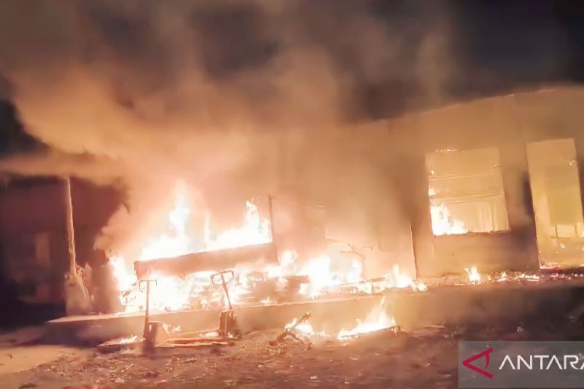 Mes karyawan di Cakung Jakarta Timur terbakar